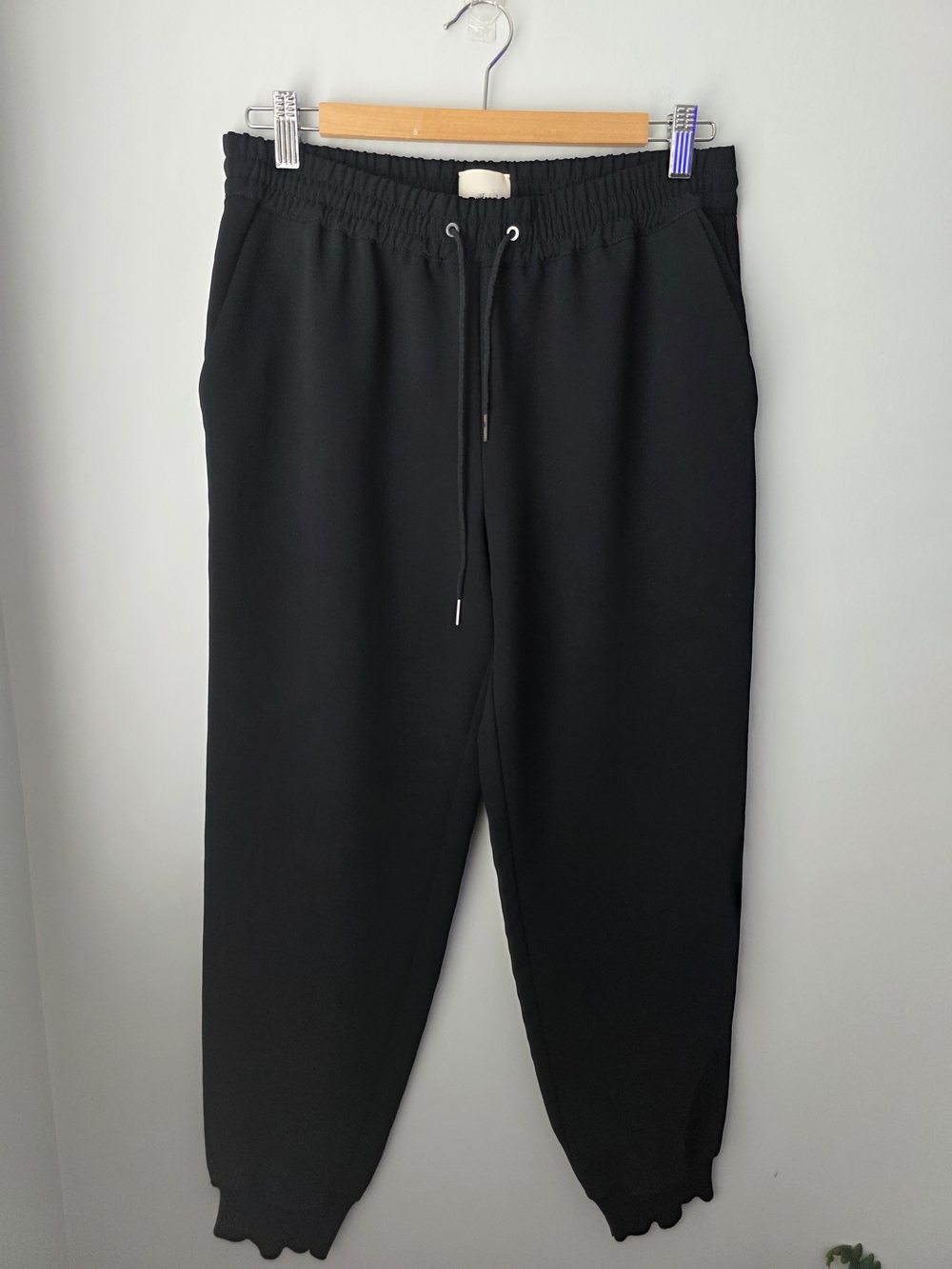Wilfred Aritzia Black Pull-On Jogger Pants Drawstring Waist Size Medium - Picture 3 of 13